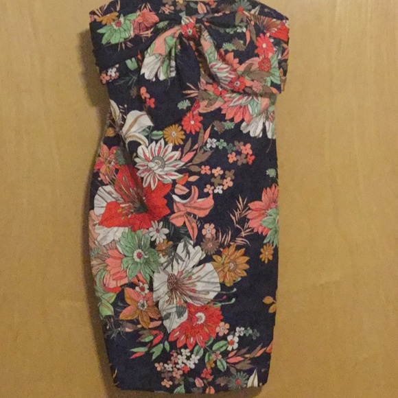 - Badgley Mischka Floral Strapless Bow Busting - Picture 13 of 13